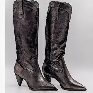 NEW LARROUDE LOUISE BOOTS
Cowboy Graphite Metallic Size 8
New Without Box